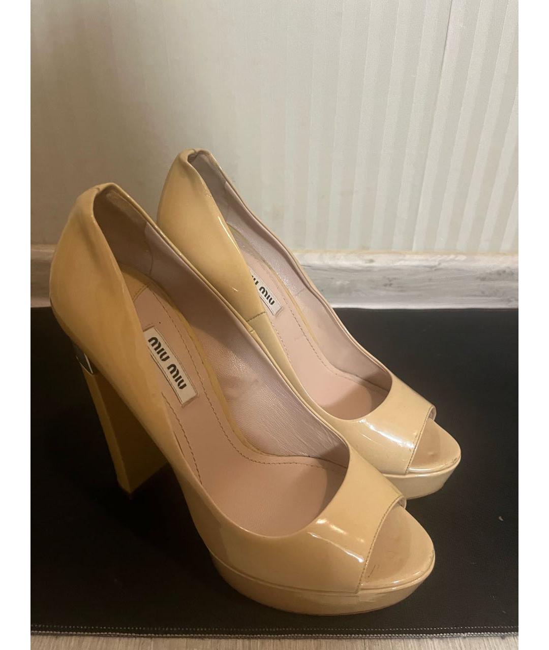 MIU MIU Бежевые туфли из лакированной кожи, фото 4