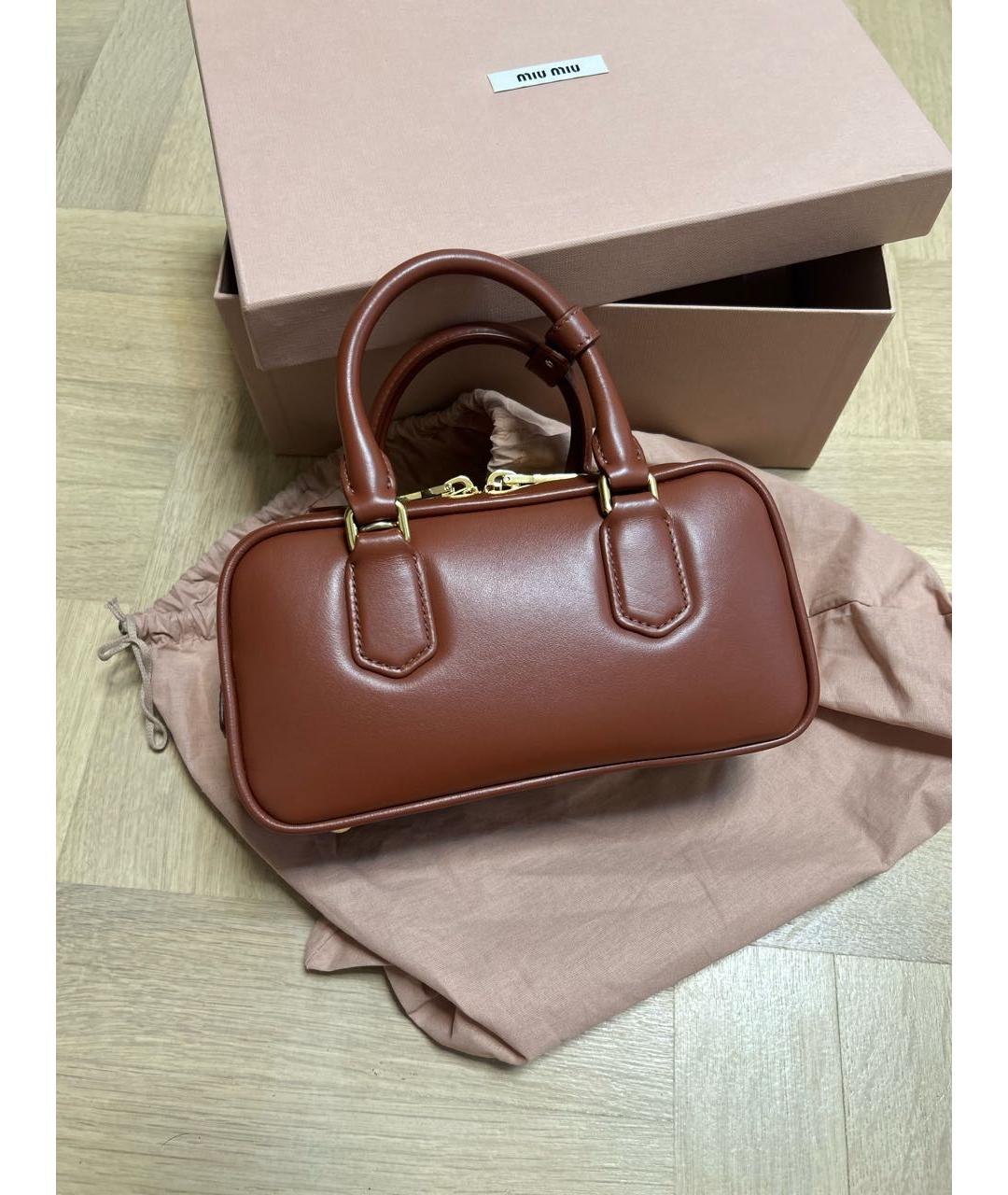 MIU MIU Коричневая кожаная сумка с короткими ручками, фото 3