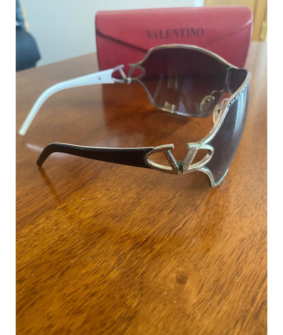 VALENTINO Антрацитовые пластиковые солнцезащитные очки, фото 2