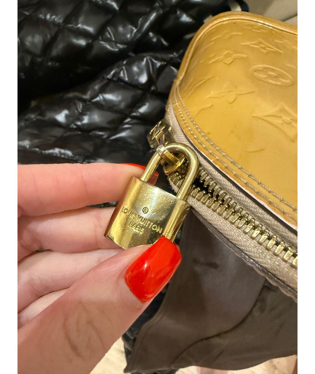 LOUIS VUITTON Горчичная сумка с короткими ручками из лакированной кожи, фото 3