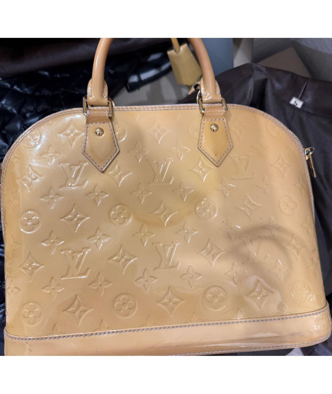 LOUIS VUITTON Горчичная сумка с короткими ручками из лакированной кожи, фото 2