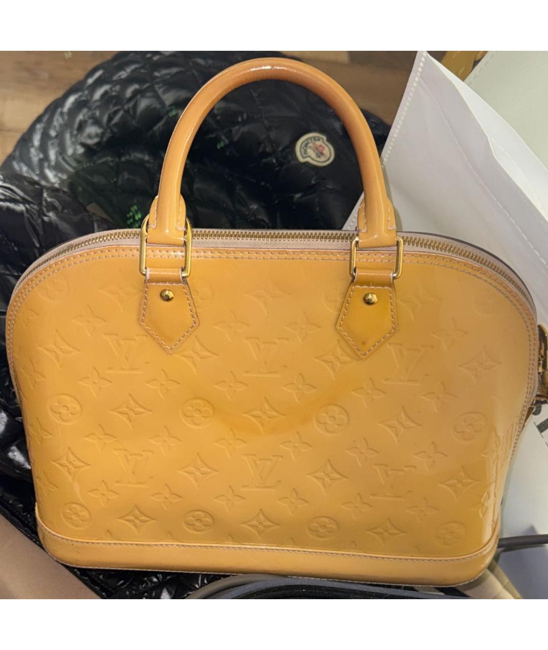 LOUIS VUITTON Горчичная сумка с короткими ручками из лакированной кожи, фото 7