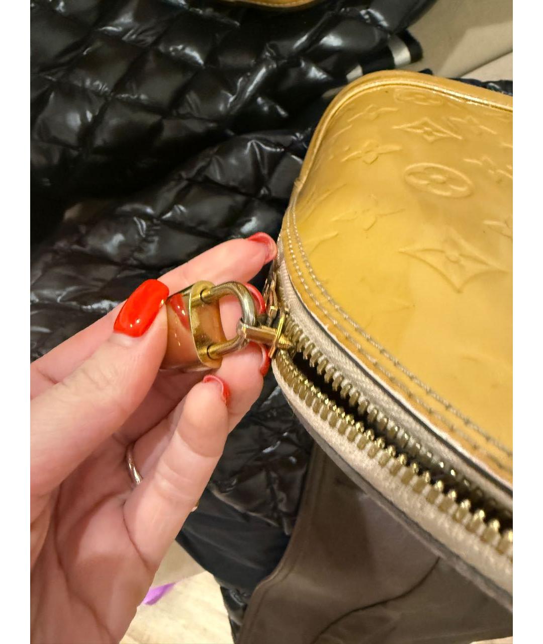 LOUIS VUITTON Горчичная сумка с короткими ручками из лакированной кожи, фото 4