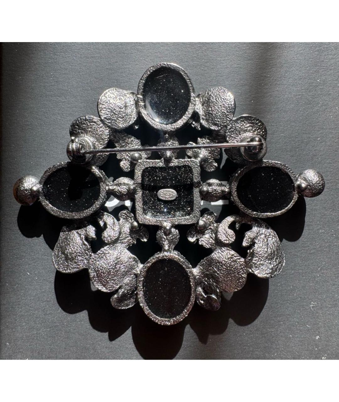 CHANEL Черная металлическая булавка / брошь, фото 3