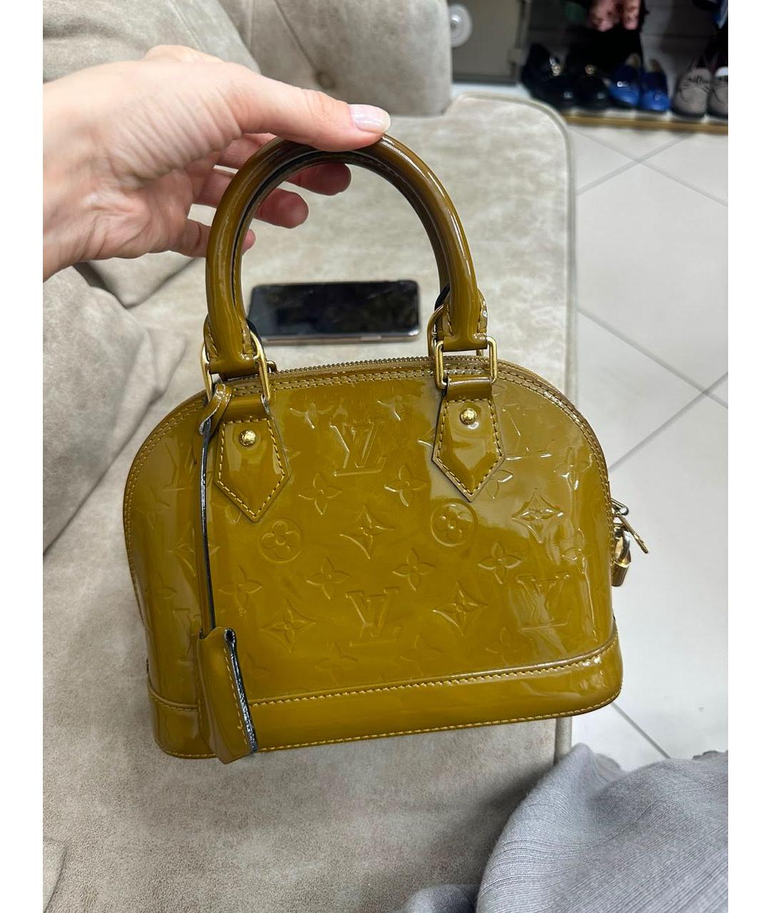 LOUIS VUITTON Горчичная сумка с короткими ручками из лакированной кожи, фото 9