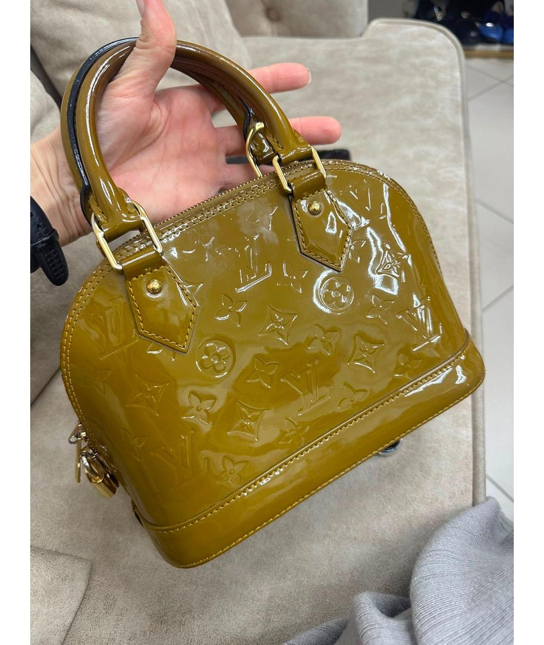 LOUIS VUITTON Горчичная сумка с короткими ручками из лакированной кожи, фото 5