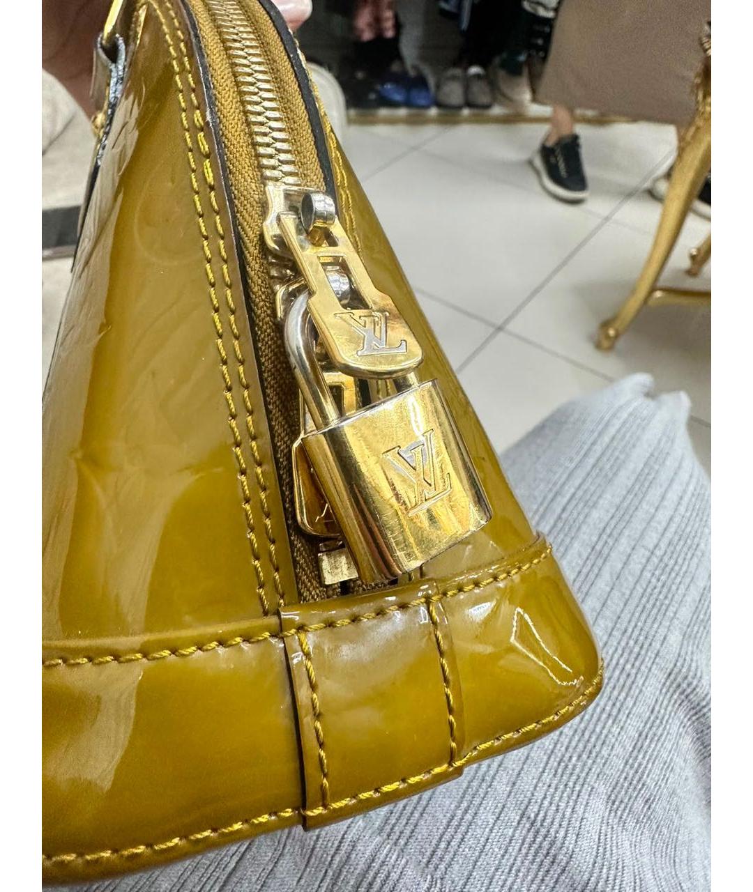 LOUIS VUITTON Горчичная сумка с короткими ручками из лакированной кожи, фото 4