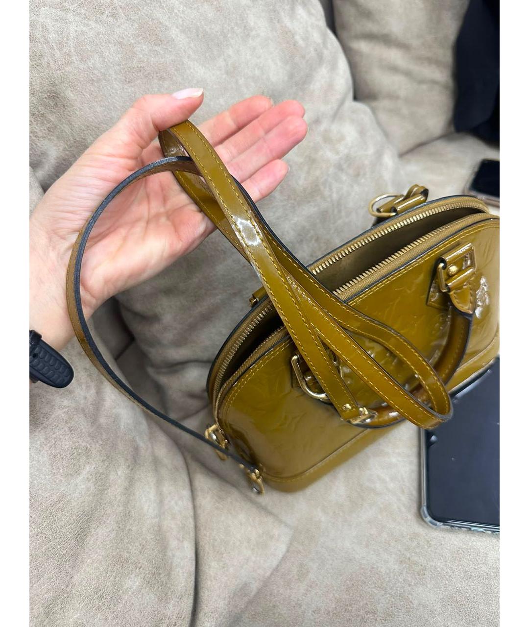 LOUIS VUITTON Горчичная сумка с короткими ручками из лакированной кожи, фото 7
