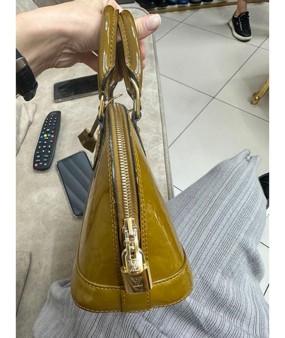 LOUIS VUITTON Горчичная сумка с короткими ручками из лакированной кожи, фото 3