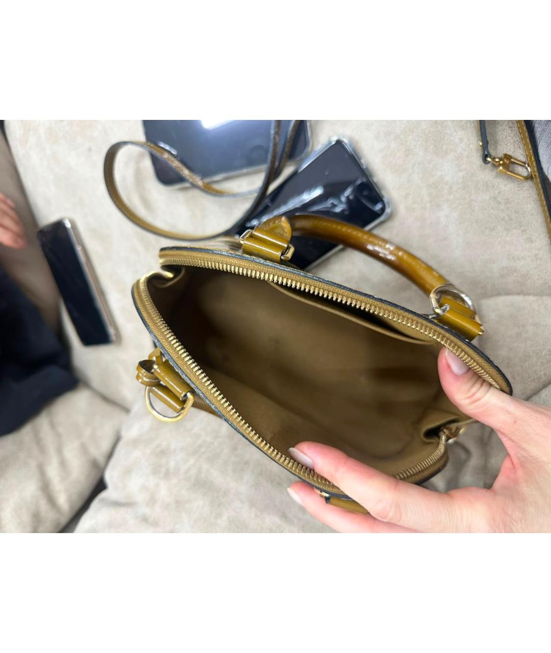 LOUIS VUITTON Горчичная сумка с короткими ручками из лакированной кожи, фото 6