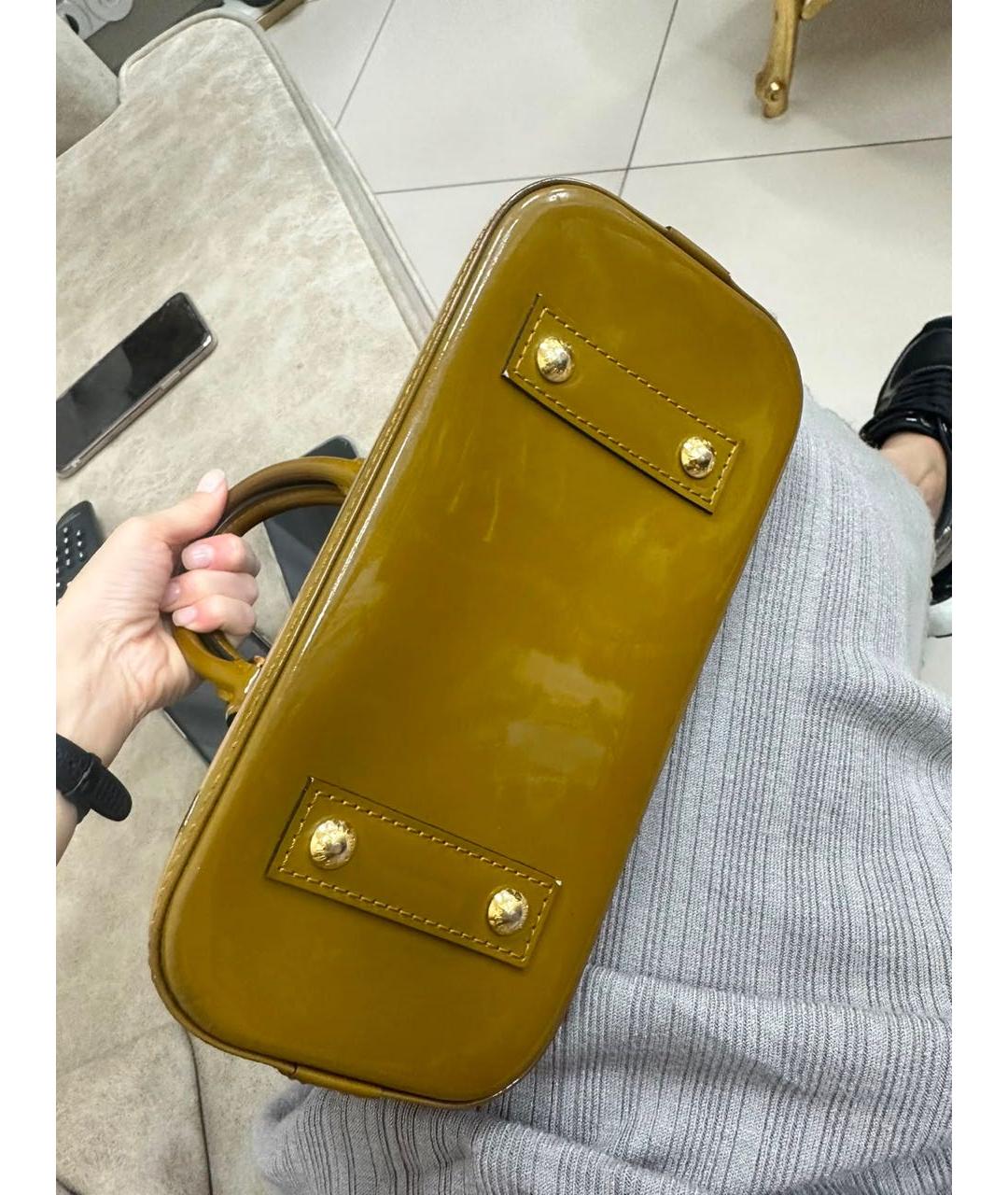 LOUIS VUITTON Горчичная сумка с короткими ручками из лакированной кожи, фото 2