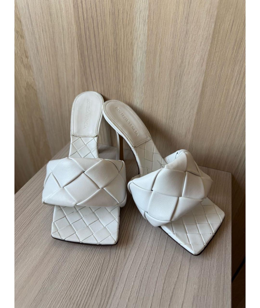 BOTTEGA VENETA Белые кожаные мюли, фото 2