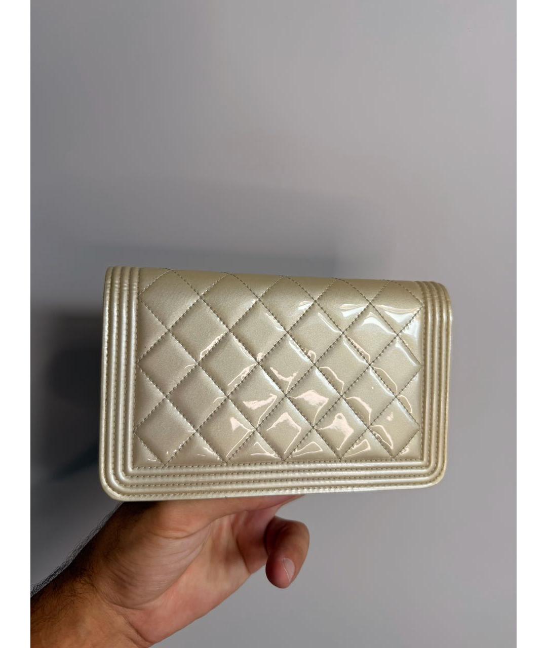 CHANEL Бежевая сумка с короткими ручками из лакированной кожи, фото 3