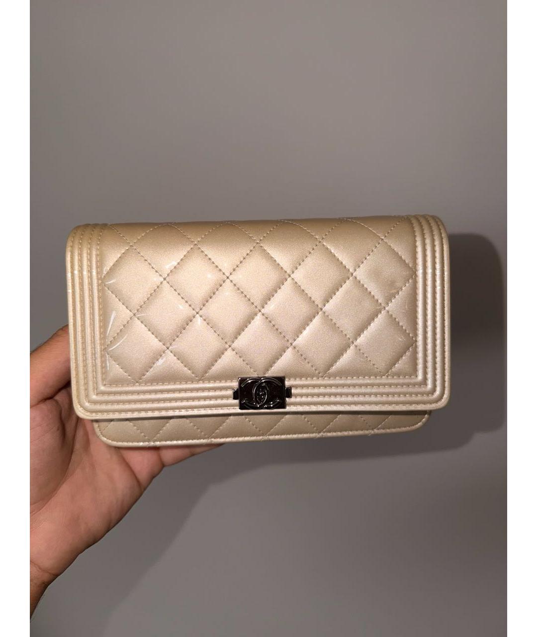 CHANEL Бежевая сумка с короткими ручками из лакированной кожи, фото 7