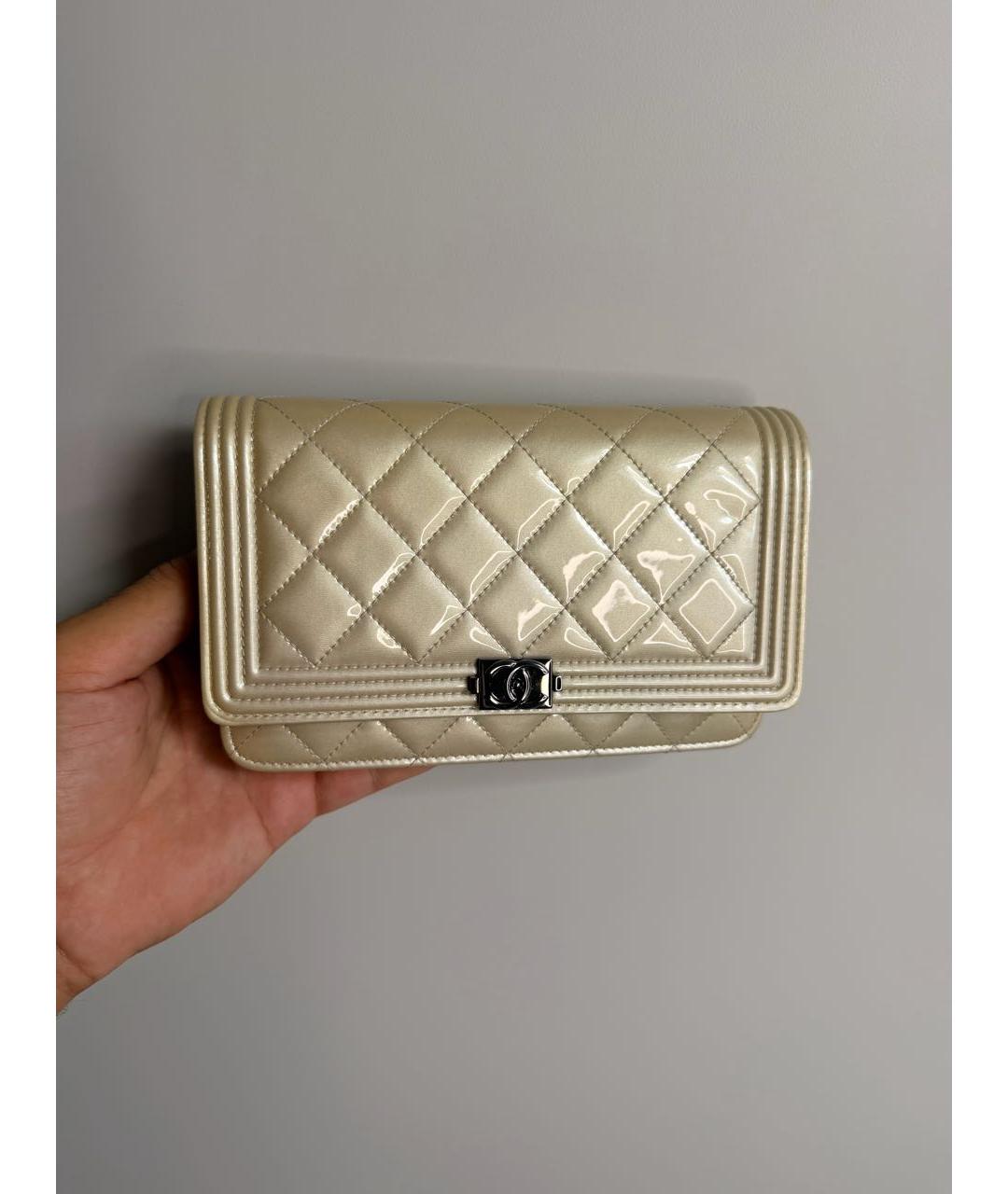 CHANEL Бежевая сумка с короткими ручками из лакированной кожи, фото 6