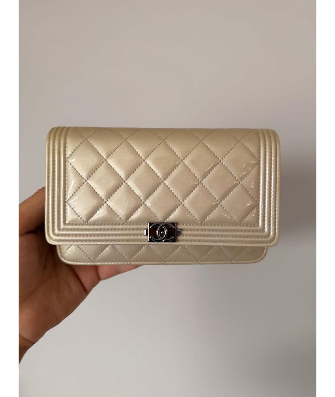 CHANEL Бежевая сумка с короткими ручками из лакированной кожи, фото 5