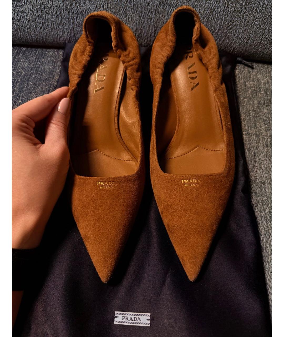 PRADA Коричневые замшевые лодочки на низком каблуке, фото 2