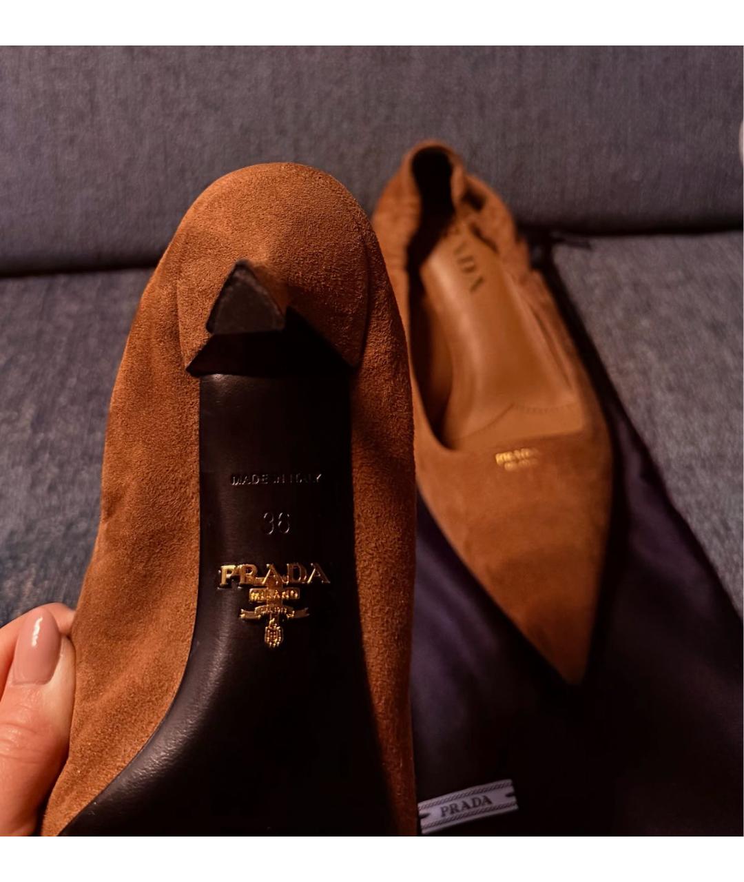 PRADA Коричневые замшевые лодочки на низком каблуке, фото 6