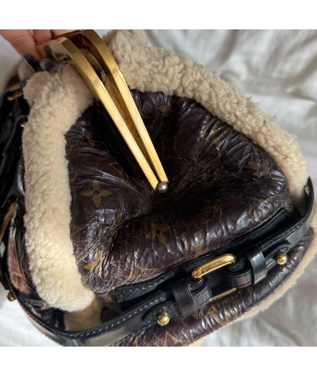 LOUIS VUITTON Коричневая сумка с короткими ручками из лакированной кожи, фото 6
