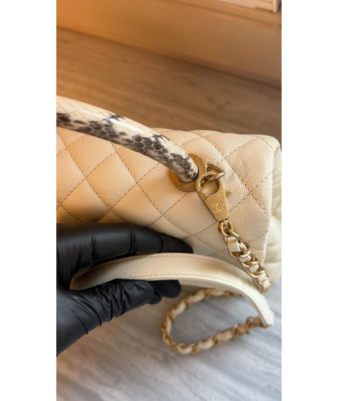 CHANEL Бежевая кожаная сумка с короткими ручками, фото 5