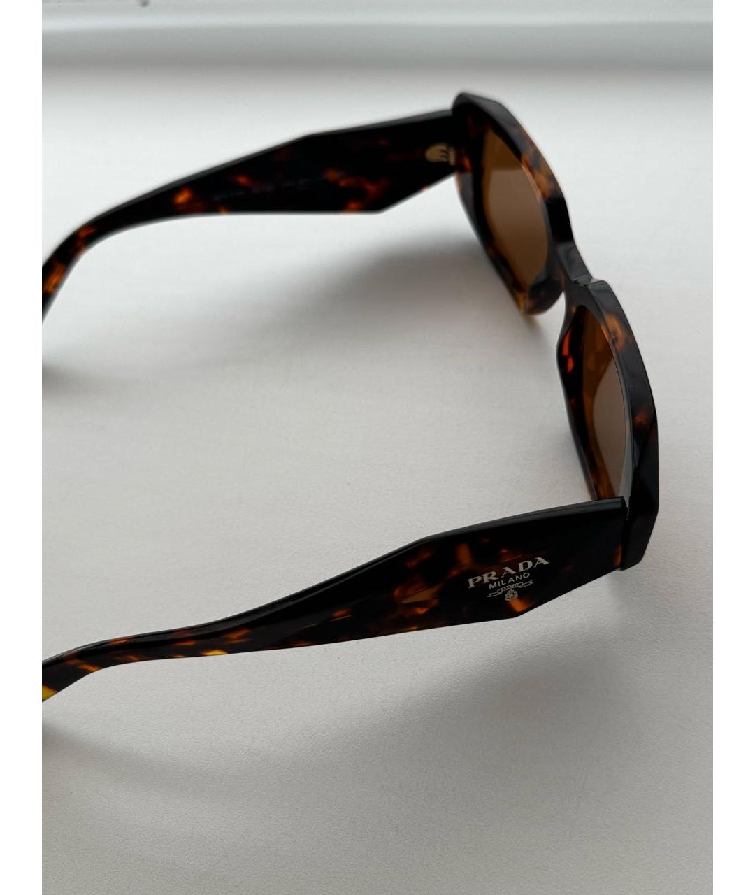 PRADA Коричневые пластиковые солнцезащитные очки, фото 2