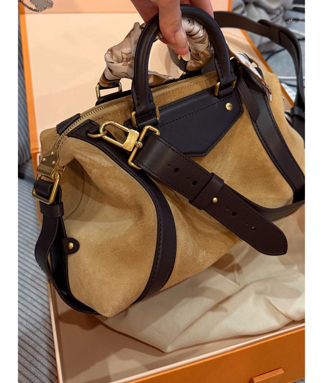 LOUIS VUITTON Бежевая замшевая сумка с короткими ручками, фото 2