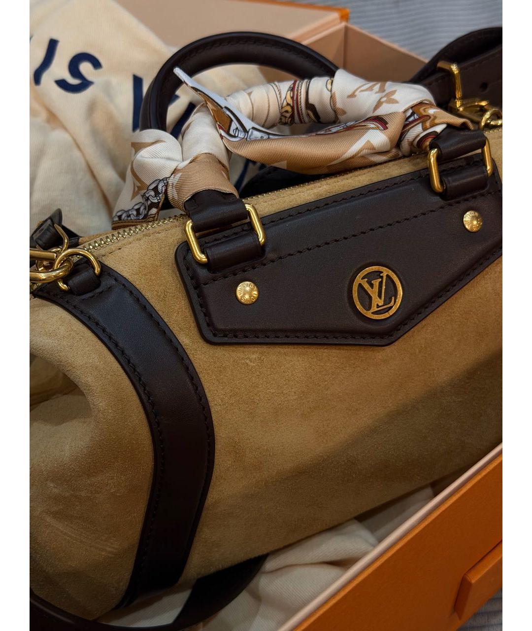 LOUIS VUITTON Бежевая замшевая сумка с короткими ручками, фото 4