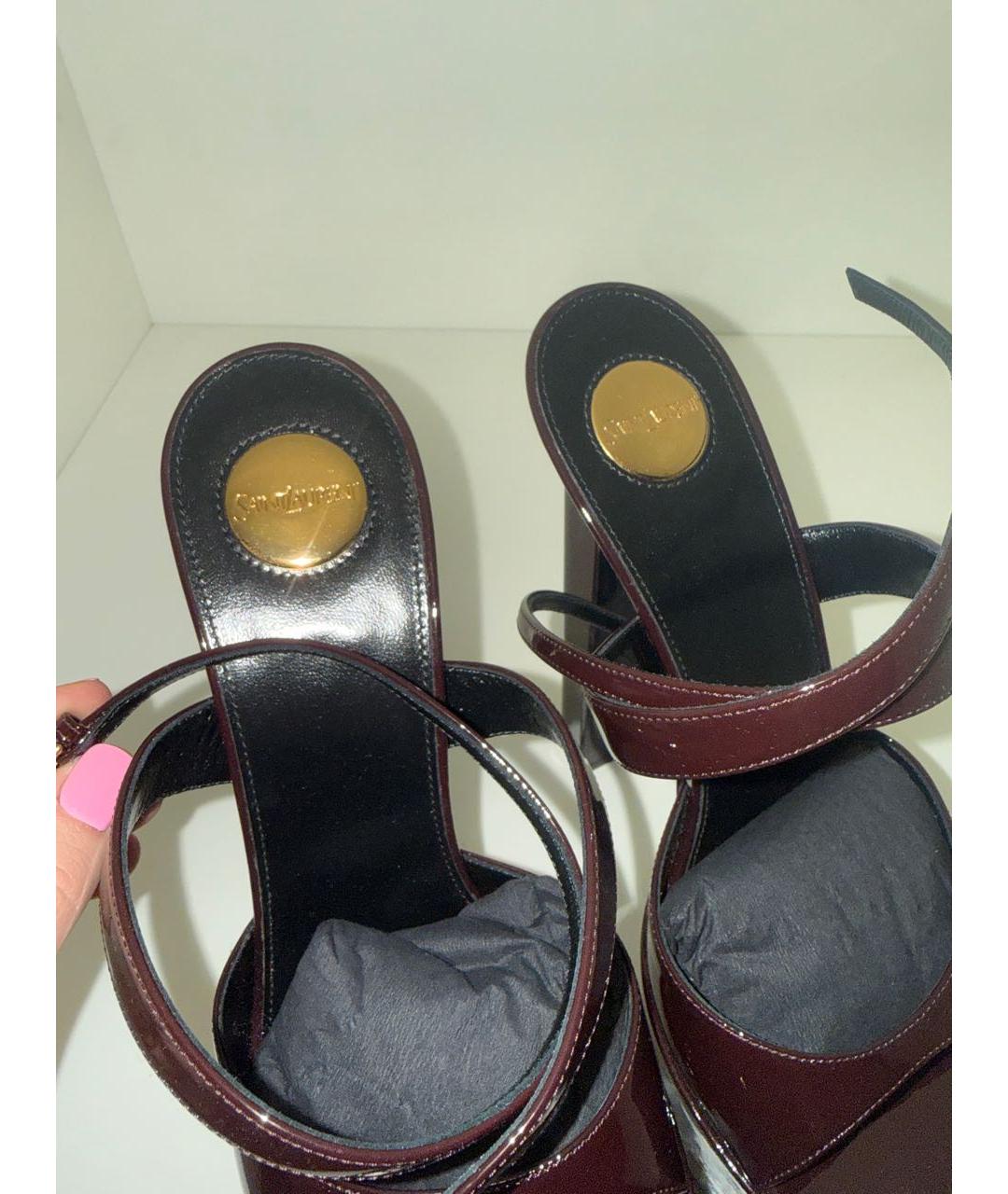 SAINT LAURENT Бордовые босоножки из лакированной кожи, фото 3