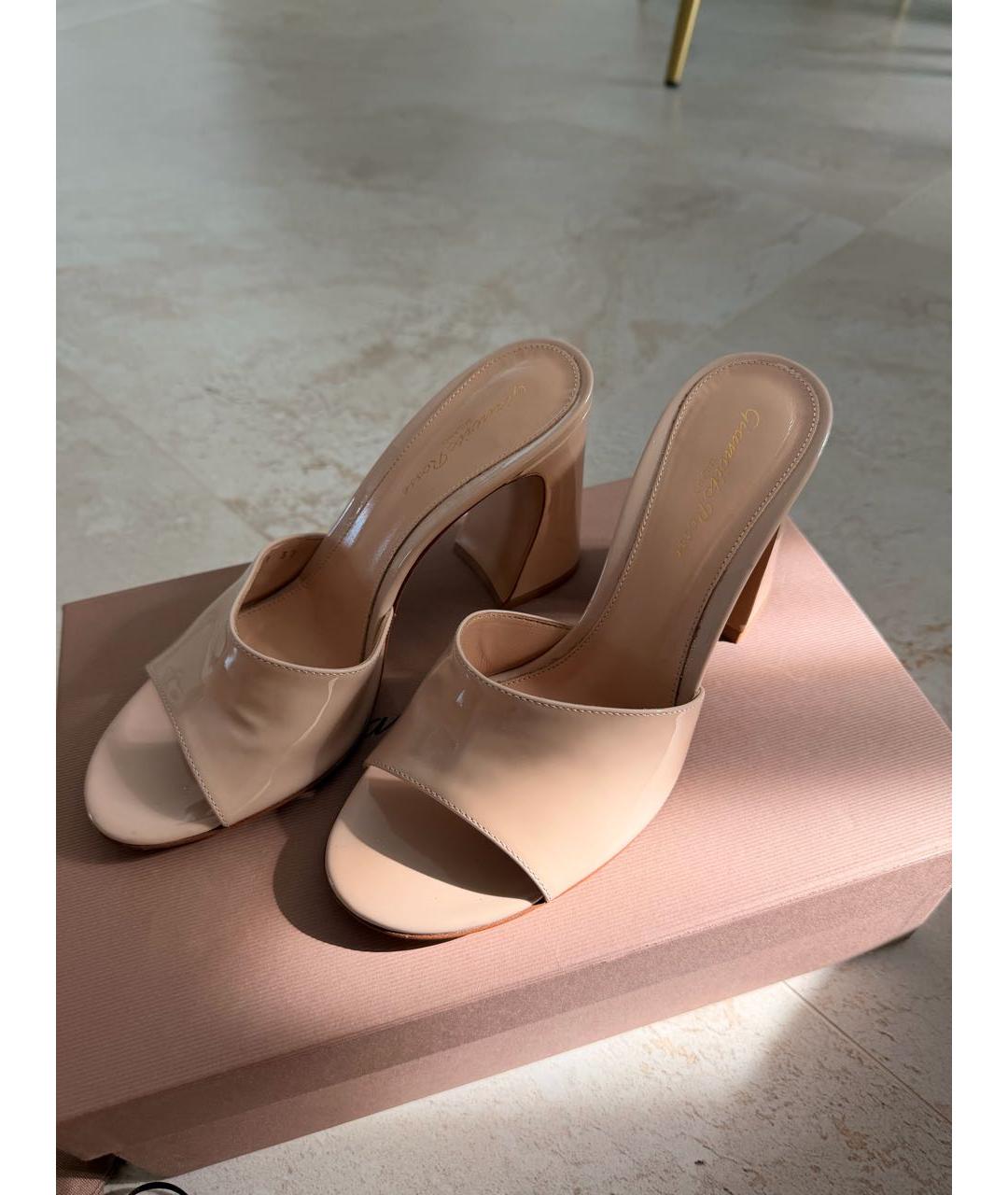 GIANVITO ROSSI Бежевые мюли из лакированной кожи, фото 4