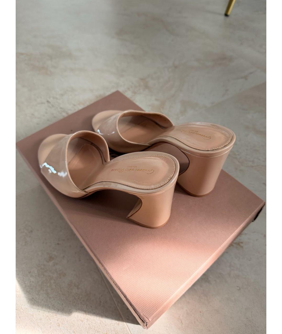 GIANVITO ROSSI Бежевые мюли из лакированной кожи, фото 3