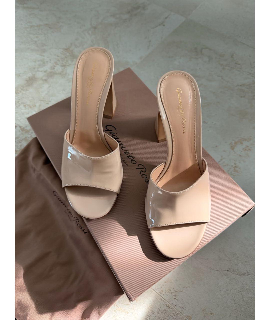 GIANVITO ROSSI Бежевые мюли из лакированной кожи, фото 2
