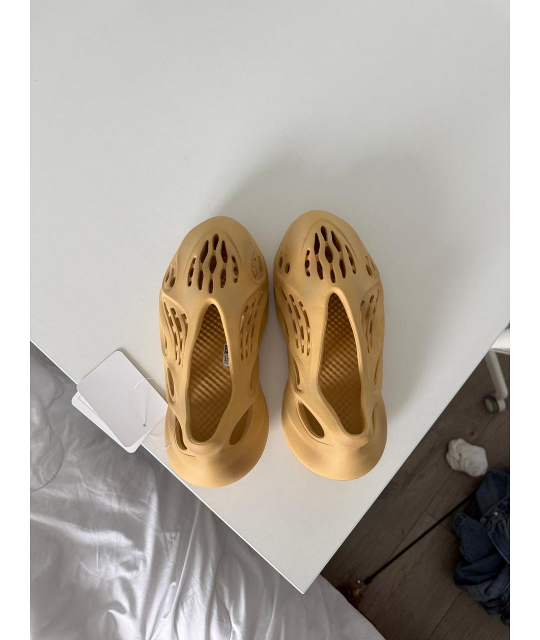 ADIDAS YEEZY Бежевые резиновые низкие кроссовки / кеды, фото 3