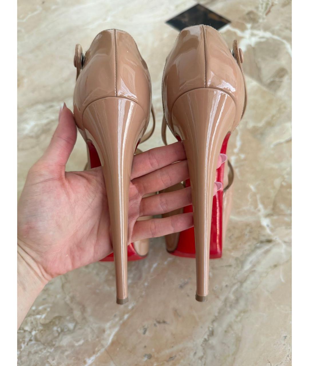 CHRISTIAN LOUBOUTIN Бежевые босоножки из лакированной кожи, фото 4