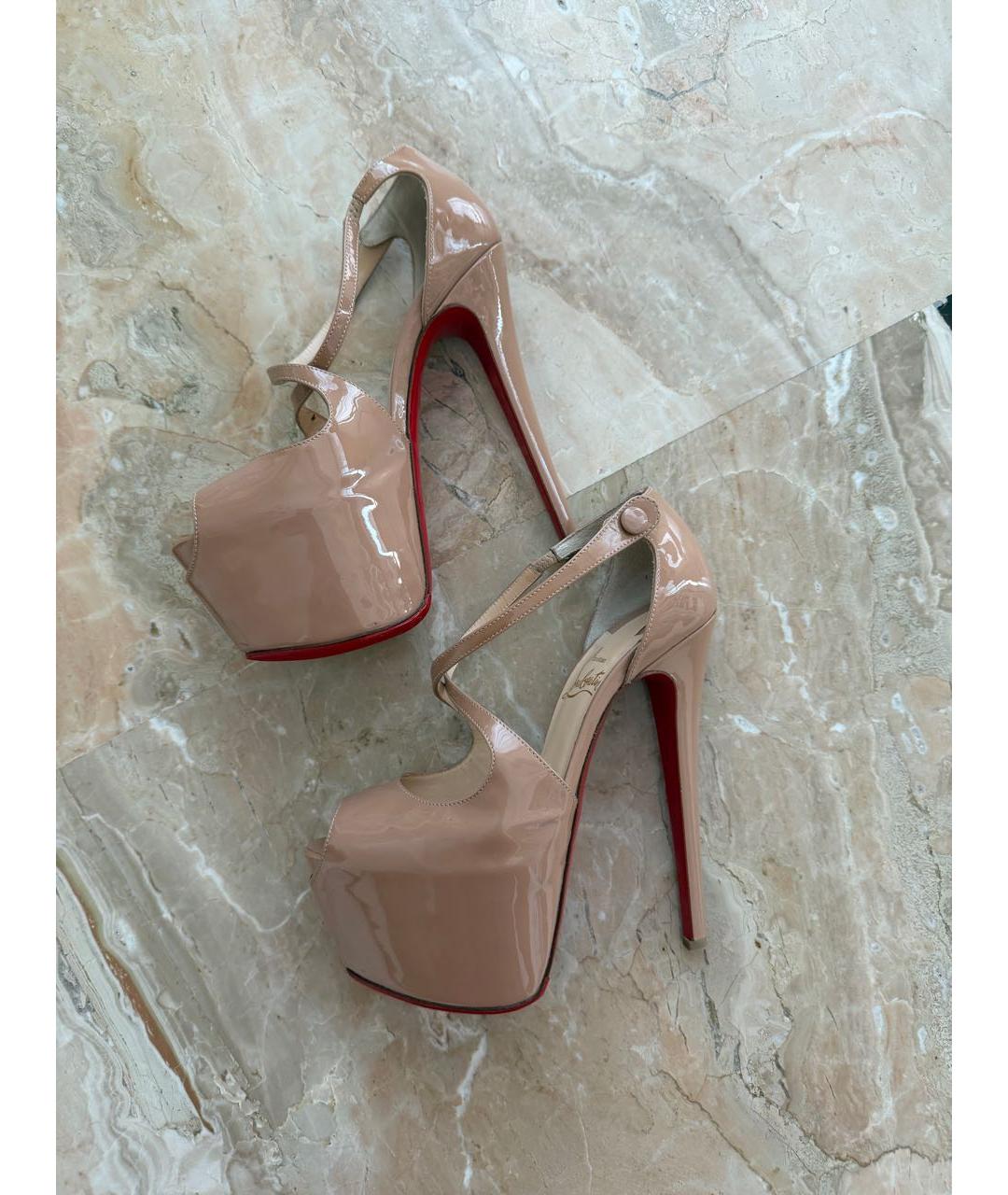 CHRISTIAN LOUBOUTIN Бежевые босоножки из лакированной кожи, фото 5