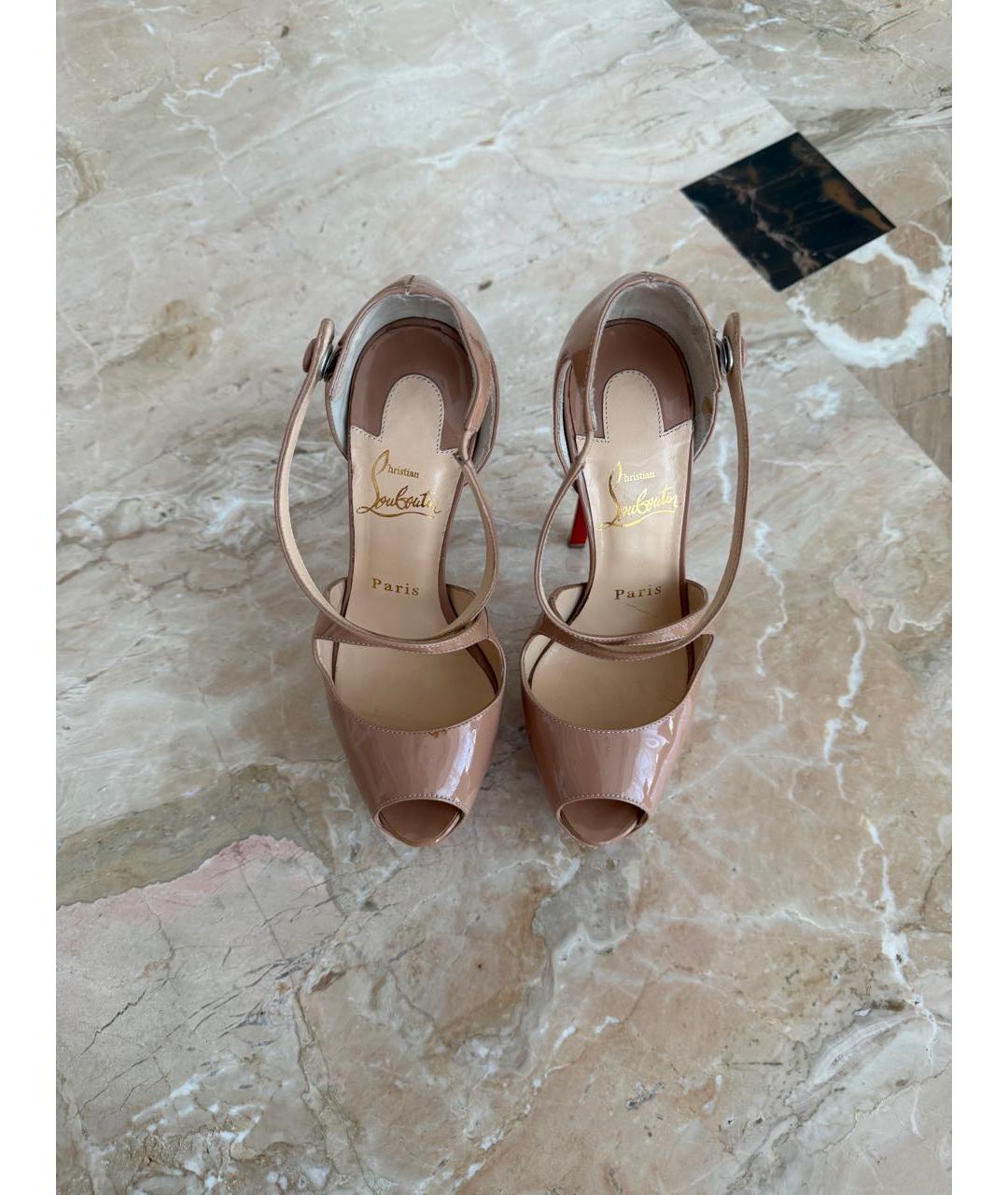 CHRISTIAN LOUBOUTIN Бежевые босоножки из лакированной кожи, фото 3