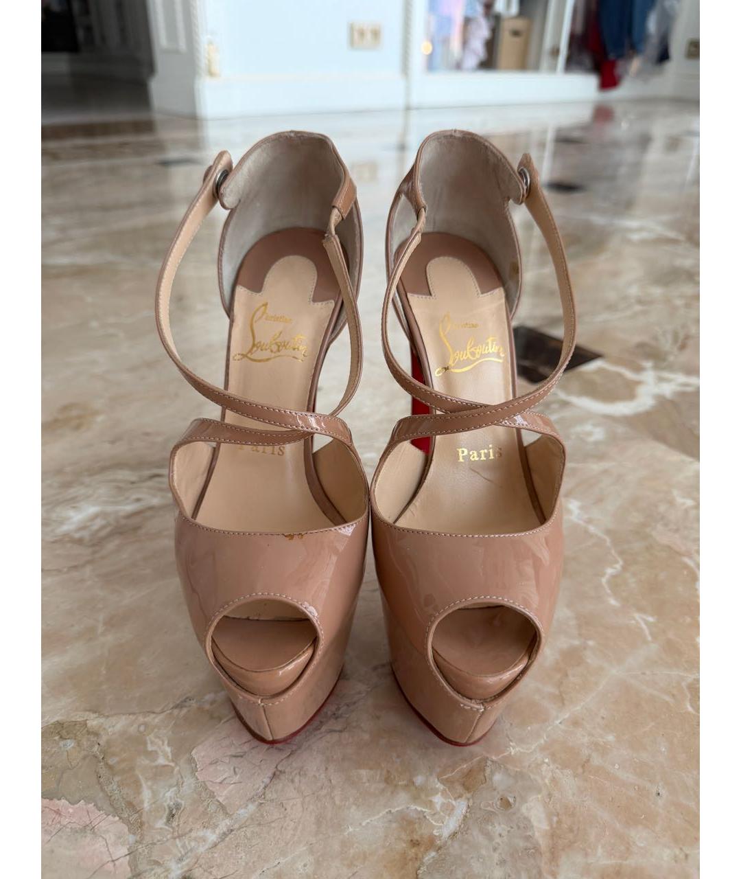 CHRISTIAN LOUBOUTIN Бежевые босоножки из лакированной кожи, фото 2