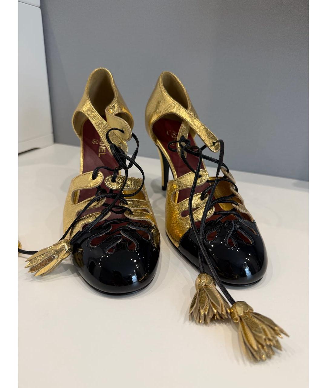 CHANEL Золотые кожаные туфли, фото 4