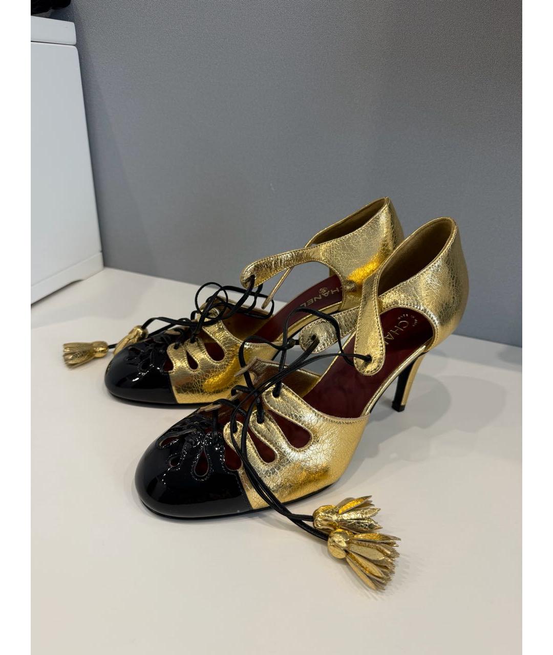 CHANEL Золотые кожаные туфли, фото 6