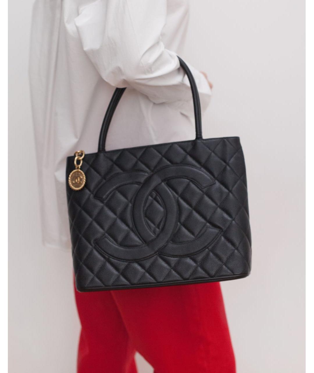 CHANEL Черная кожаная сумка тоут, фото 4