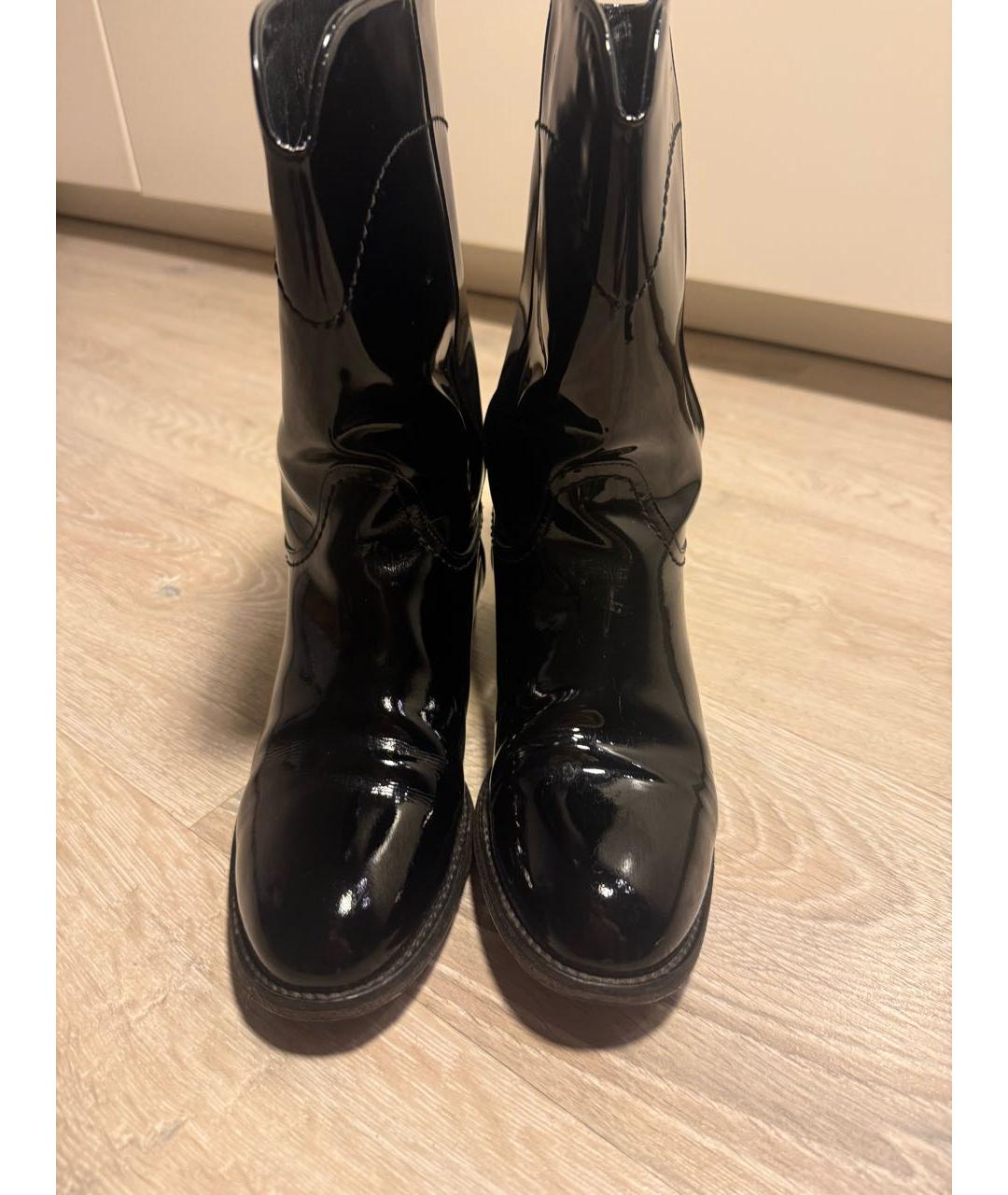 CHANEL Черные полусапоги из лакированной кожи, фото 2