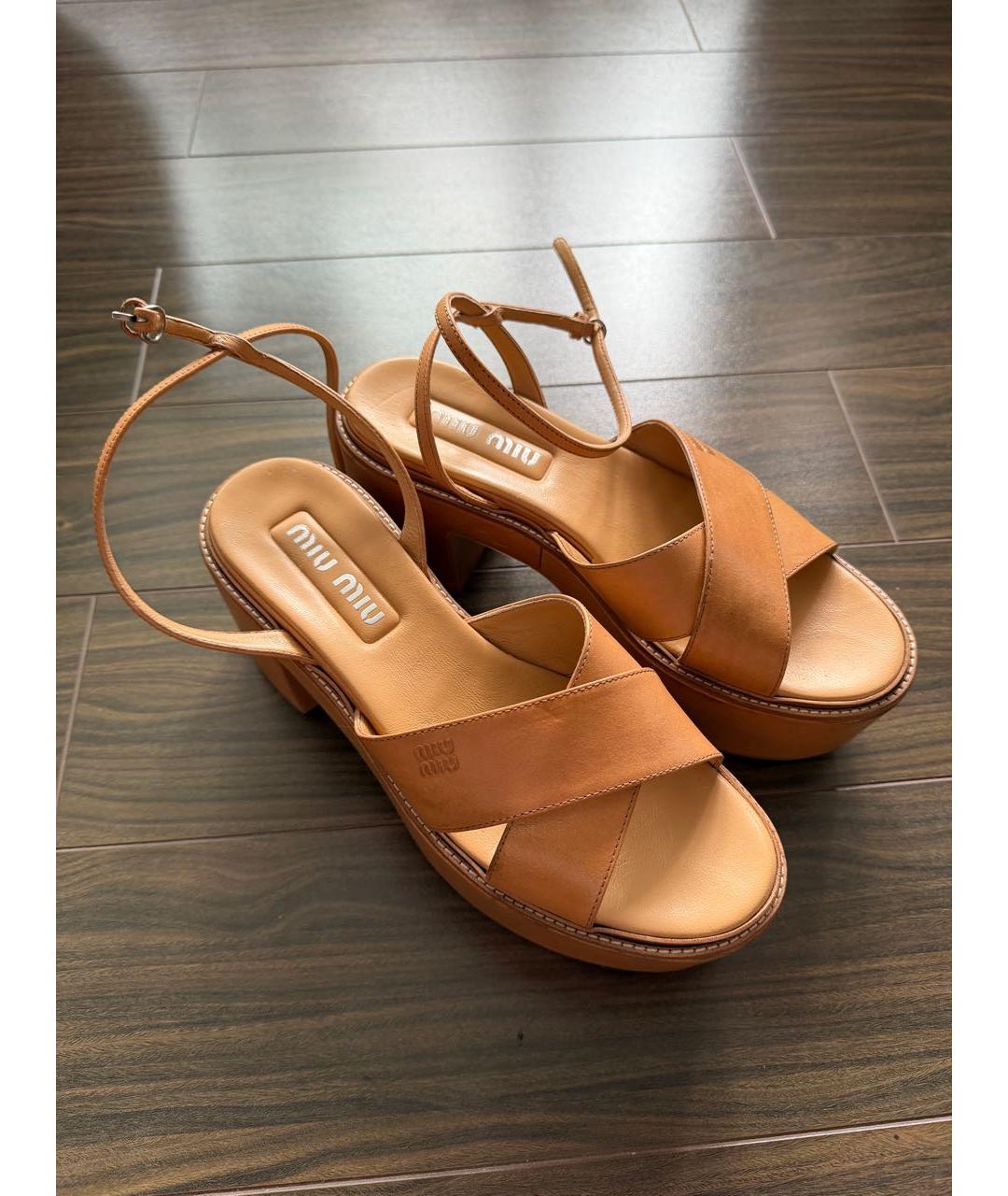 MIU MIU Горчичные кожаные босоножки, фото 2