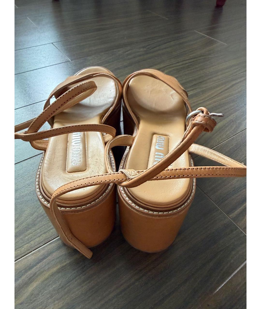 MIU MIU Горчичные кожаные босоножки, фото 3