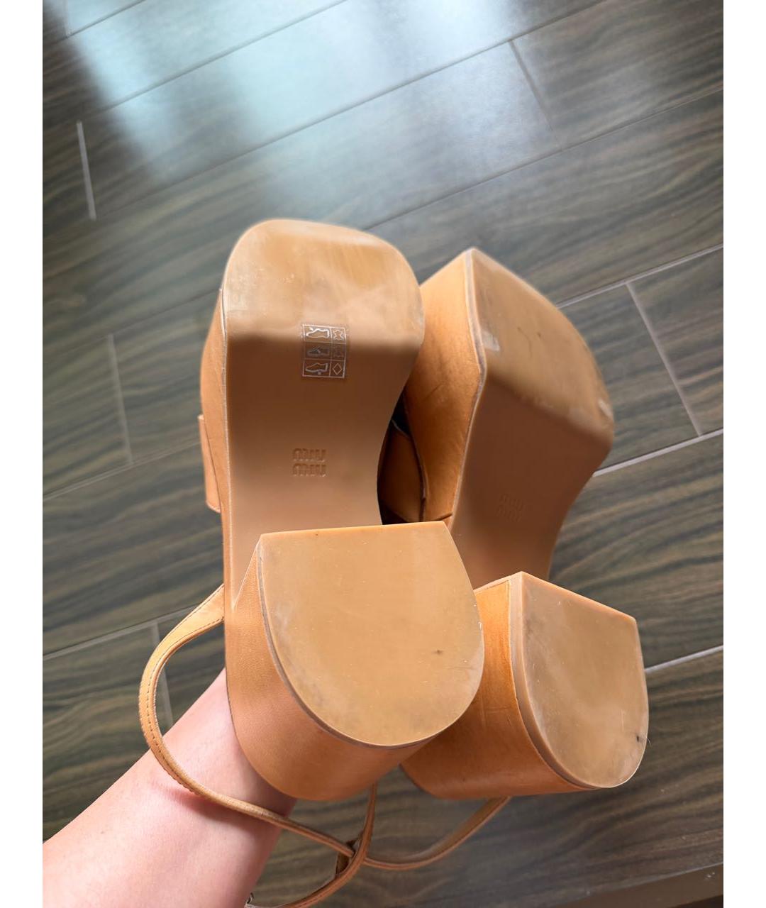 MIU MIU Горчичные кожаные босоножки, фото 4