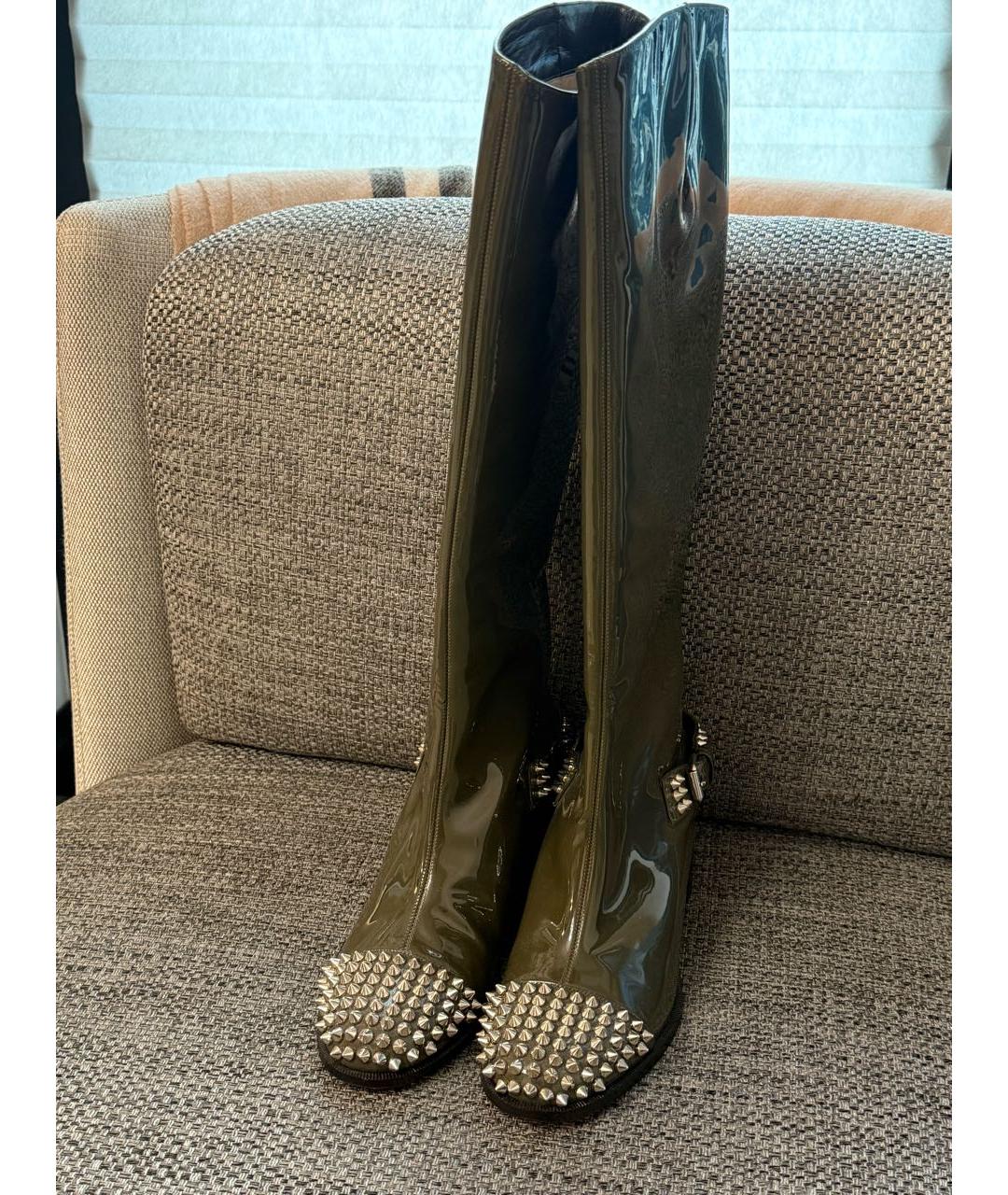CHRISTIAN LOUBOUTIN Хаки сапоги из лакированной кожи, фото 2