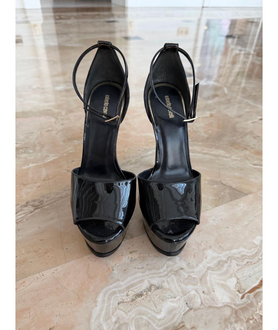 ROBERTO CAVALLI Черные босоножки из лакированной кожи, фото 2