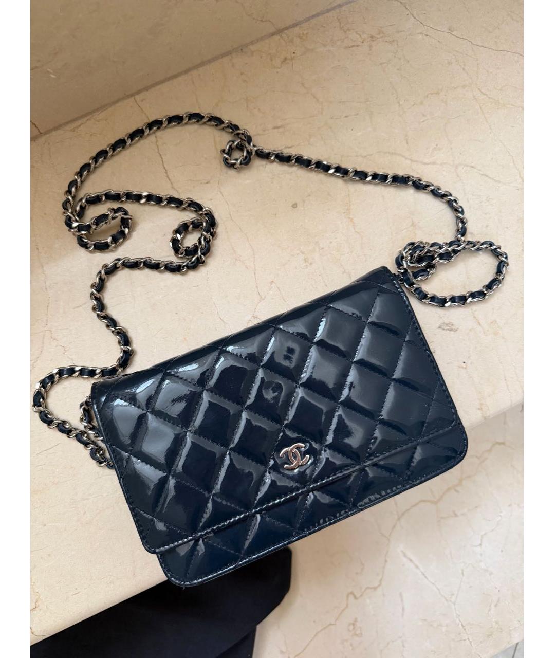 CHANEL Темно-синяя сумка через плечо из лакированной кожи, фото 2