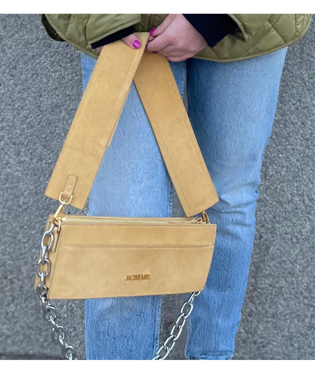JACQUEMUS Горчичная замшевая сумка с короткими ручками, фото 7