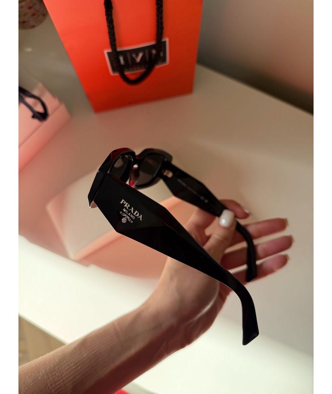 PRADA Черные пластиковые солнцезащитные очки, фото 2