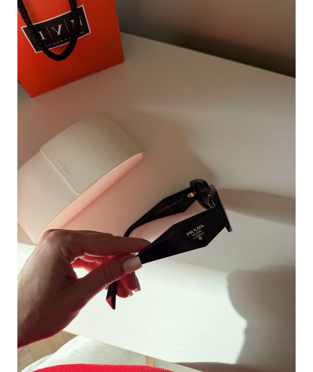 PRADA Черные пластиковые солнцезащитные очки, фото 3
