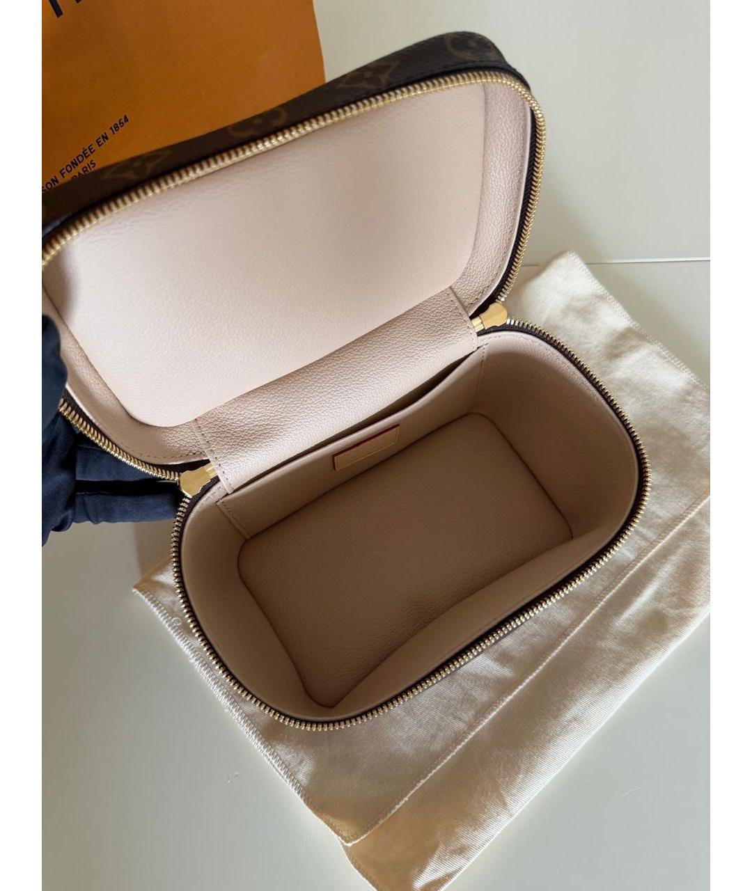 LOUIS VUITTON Коричневая косметичка из канвы, фото 8
